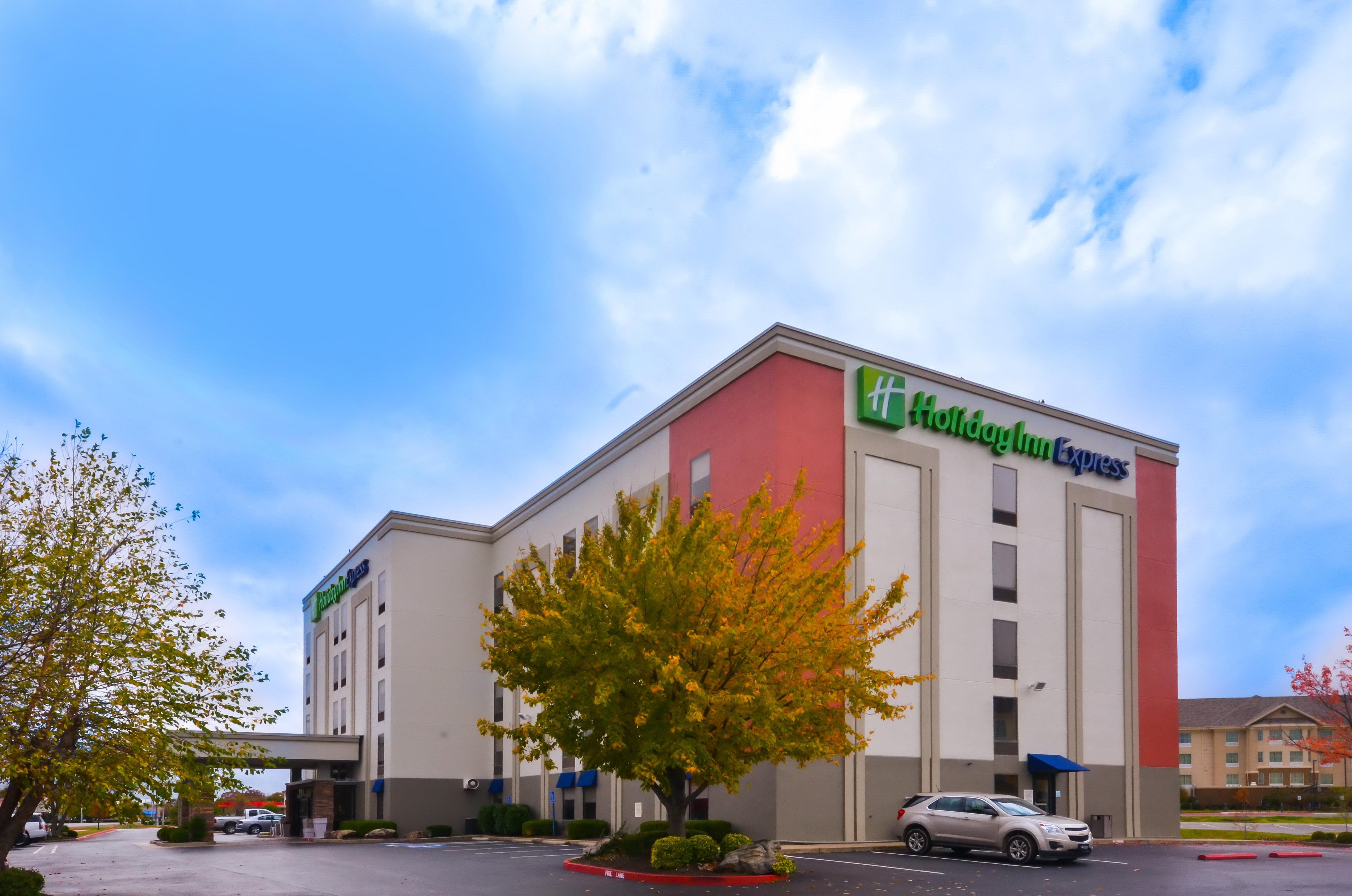 Holiday Inn Express & Suites Fayetteville University Of Arkansas Area By Ihg Екстер'єр фото