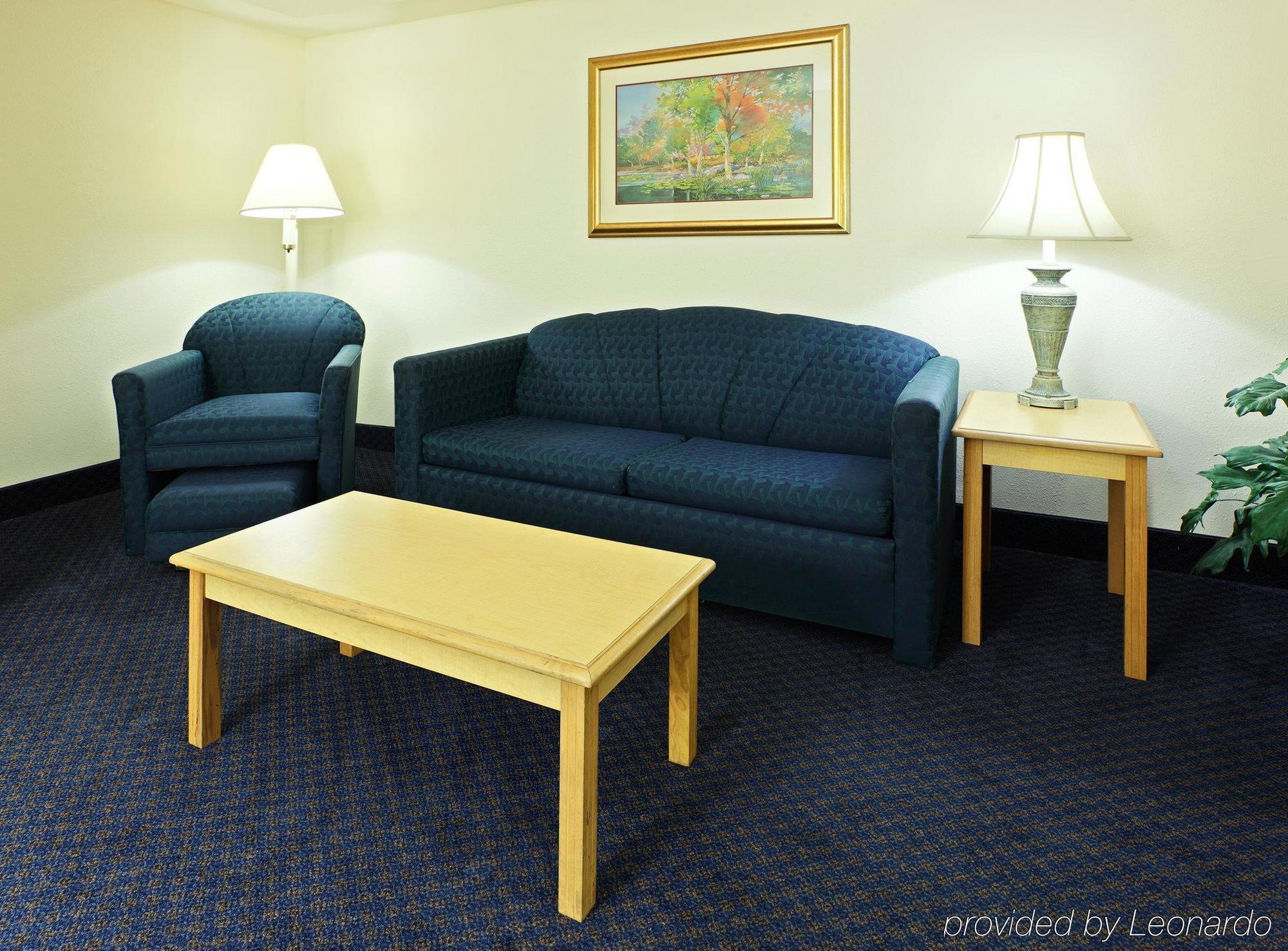Holiday Inn Express & Suites Fayetteville University Of Arkansas Area By Ihg Номер фото