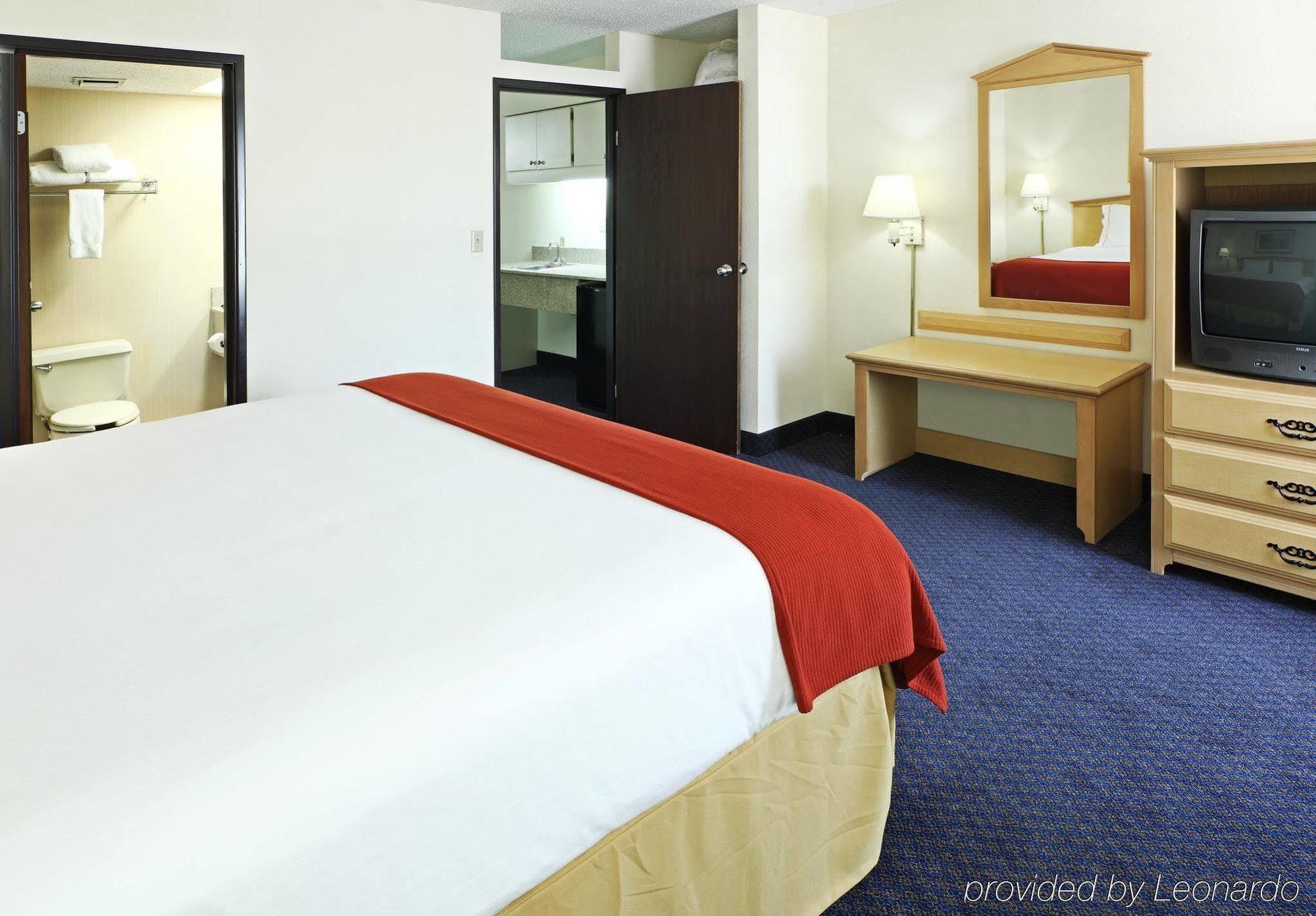 Holiday Inn Express & Suites Fayetteville University Of Arkansas Area By Ihg Номер фото